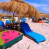 Les parasols sont équipés de tables et de chaises confortable