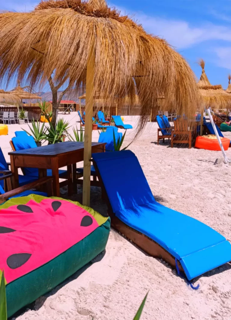 Nos parasols sont situés directement sur la plage